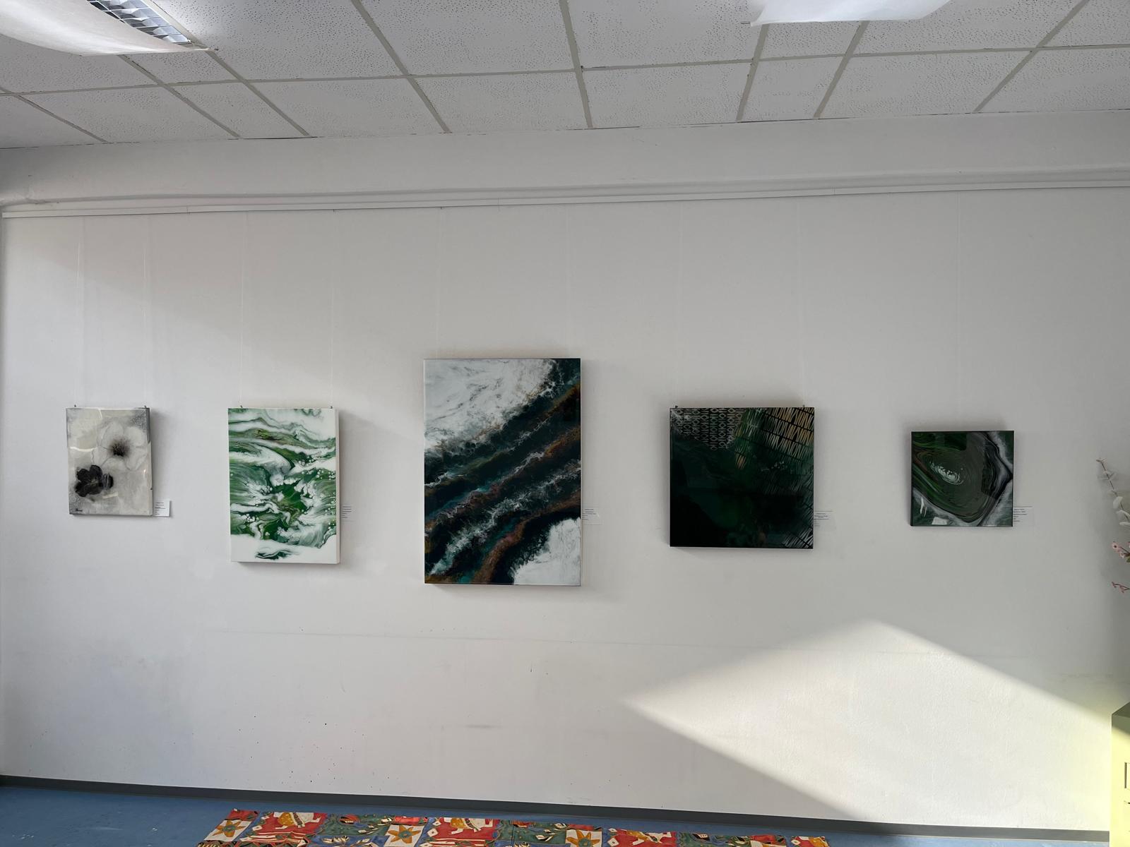 Ausstellungswand mit mehreren Werken von Katharina Krumm