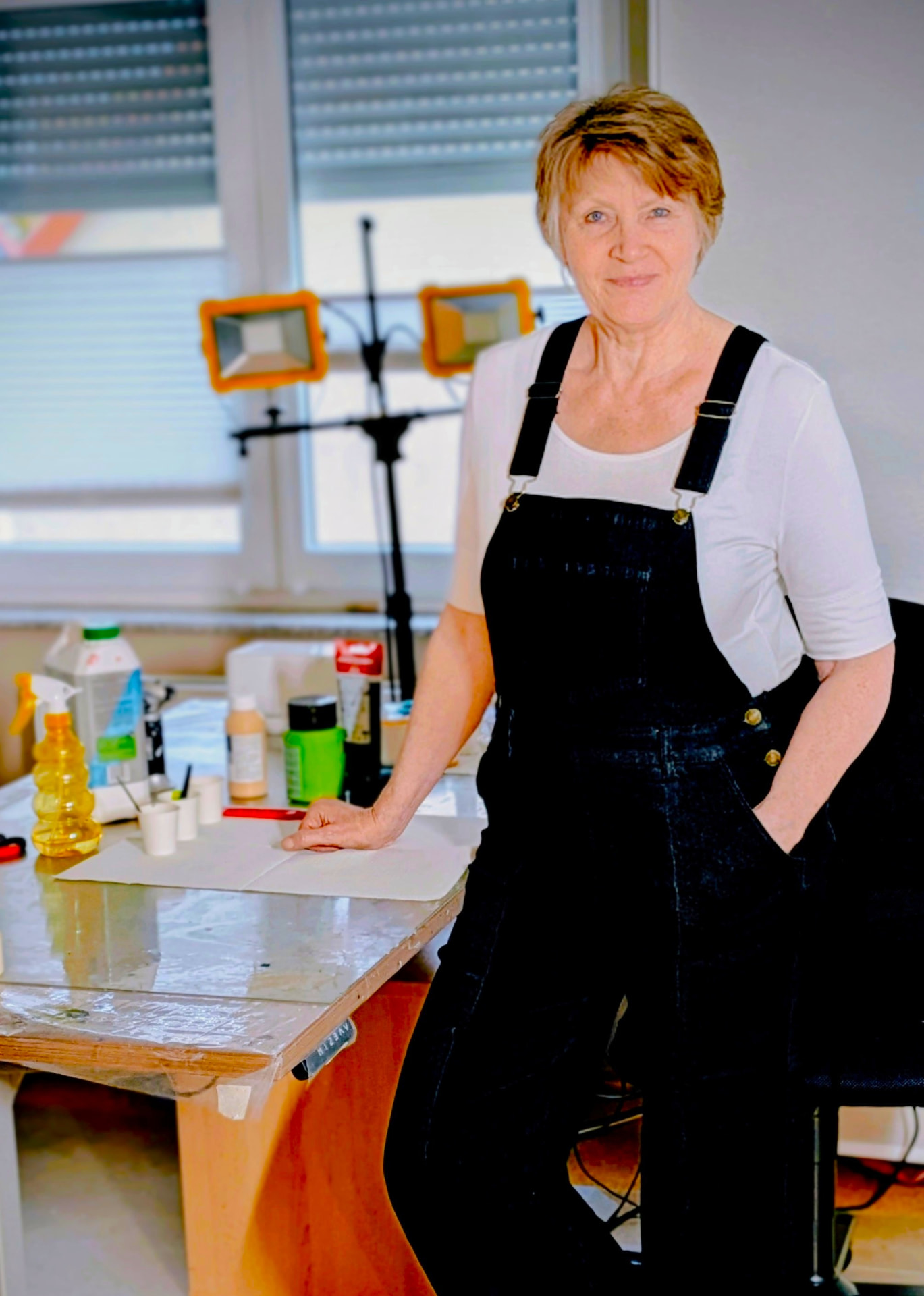 Die Künstlerin am Arbeitstisch im Atelier